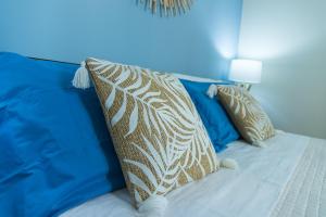A bed or beds in a room at Zara D'Amare a Pesaro 10 metri dalla spiaggia by Yohome