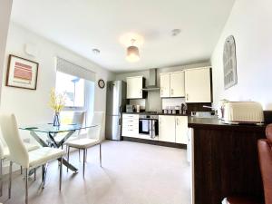 Kuchyň nebo kuchyňský kout v ubytování Serviced Accommodation Moray Cawdor Avenue, Elgin