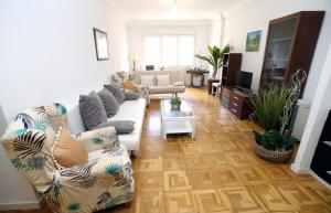 ログローニョにある"El rincon del pintor"Enorme piso a 100mt Laurelのリビングルーム(白いソファ、椅子付)
