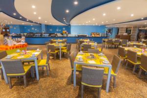 Um restaurante ou outro lugar para comer em GHL Hotel Sunrise