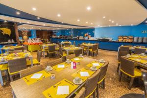 Um restaurante ou outro lugar para comer em GHL Hotel Sunrise