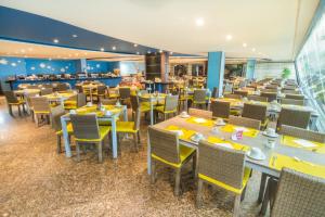 Um restaurante ou outro lugar para comer em GHL Hotel Sunrise