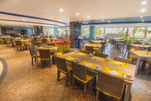 Um restaurante ou outro lugar para comer em GHL Hotel Sunrise