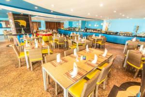 Um restaurante ou outro lugar para comer em GHL Hotel Sunrise