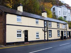 a white building on the side of a street at Hafan in Llangollen
