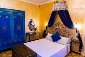 een slaapkamer met een bed met blauwe en gele muren bij Bellavista Versilia in Pietrasanta