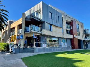 un edificio con gente parada fuera de él en C-Scape Penthouse - Cowes beach front en Cowes