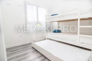 Poschodová posteľ alebo postele v izbe v ubytovaní Playa Granada, Piso En Urbanizacion Nueva 6 Pax Beach, Golf, Ski,sun