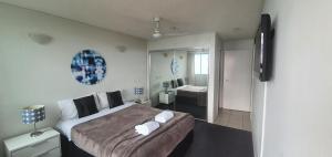 Postel nebo postele na pokoji v ubytování Key Largo Maroochydore