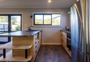 uma cozinha com um lavatório e um frigorífico em Scott Base - National Park Holiday Home em National Park