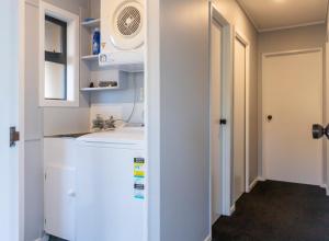 uma cozinha com um frigorífico e um lavatório em Scott Base - National Park Holiday Home em National Park