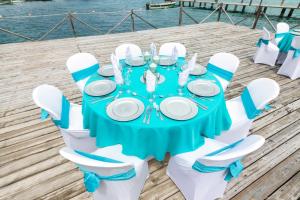 Um restaurante ou outro lugar para comer em GHL Hotel Sunrise