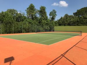 um campo de ténis com uma rede por cima em Valle lanceros Melgar em Melgar