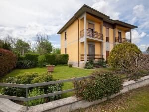 een geel huis met een hek ervoor bij Belvilla by OYO CASA OLMI in Borgo San Lorenzo