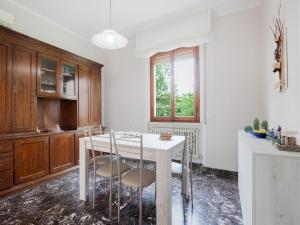 een keuken met een witte tafel en stoelen bij Belvilla by OYO CASA OLMI in Borgo San Lorenzo