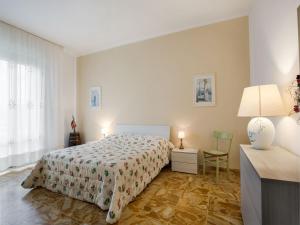 een slaapkamer met een bed, een tafel en een lamp bij Belvilla by OYO CASA OLMI in Borgo San Lorenzo