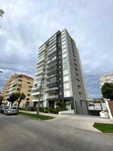 a large apartment building on the side of a street at Departamento 3 poniente Viña del Mar in Viña del Mar