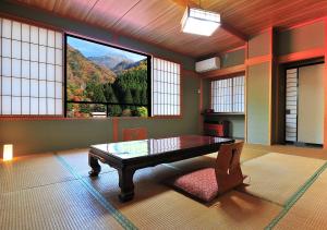 Vista generica sulle montagne o vista sulle montagne dall'interno del ryokan