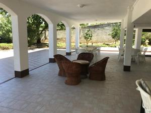 a patio with wicker chairs and a table and chairs at Apartment in Lopar with sea view, terrace, air conditioning, Wi-Fi (4607-3) in Lopar
