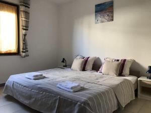 a bedroom with a bed with two towels on it at Apartment in Lopar with sea view, terrace, air conditioning, Wi-Fi (4607-3) in Lopar