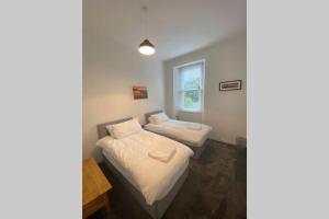 2 camas en una habitación con ventana en 300 yards from Old course and St Andrews centre en St Andrews