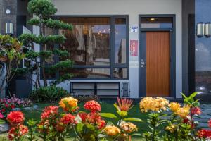 花莲市花蓮前站-艾莉小屋電梯民宿的一座房子,前面有一个种着鲜花的花园