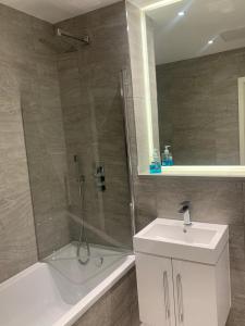 Kylpyhuone majoituspaikassa Spacious 1 Bed Luxury St Albans Apartment - Free WiFi