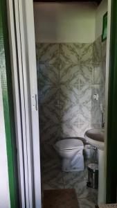 Ett badrum på Chacara bica dágua