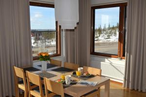 a dining room with a table and chairs and a window at Ylläs Chalets A9206 Talvikaudelle 25-26 hinta sisältää 2kpl hissilippuja! in Ylläsjärvi +12 photos