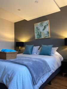 1 dormitorio con 1 cama grande con sábanas azules en Wanderlot - Departamento Leganza - Penthouse Lujoso en Riobamba