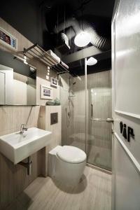 uma casa de banho com um WC, um lavatório e um chuveiro em The Pod at Beach Road Boutique Capsule Hotel em Singapura