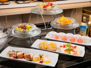 札幌的住宿－Tenza Hotel & SKYSPA at Sapporo Central，餐桌上的自助餐,包括几盘食物