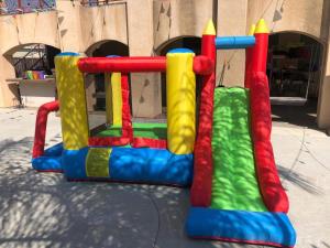 Zona de juegos infantil en Sol-O-Cien Condo No Check Out Chores
