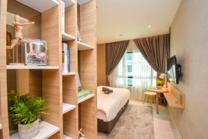 Μια τηλεόραση ή/και κέντρο ψυχαγωγίας στο Suasana Residence by Nest Home