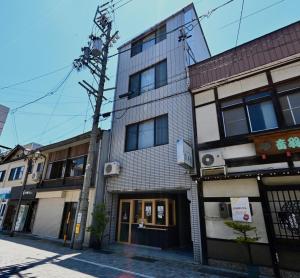 Imagen de la galería de Manabi-stay Takayama SAKURA 提携駐車場利用可 古い町並みまで徒歩1分 最大9名宿泊可能な一等地で人工温泉を楽しむ, en Takayama