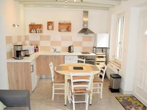 eine Küche mit einem Tisch und Stühlen im Zimmer in der Unterkunft Gîte Limeray, 3 pièces, 4 personnes - FR-1-381-154 in Limeray