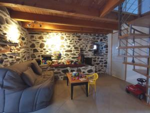 sala de estar con sofá y mesa en Gîte Retournac, 3 pièces, 4 personnes - FR-1-582-319, en Retournac