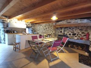 uma cozinha e sala de jantar com mesa e cadeiras em Gîte Retournac, 3 pièces, 4 personnes - FR-1-582-319 em Retournac