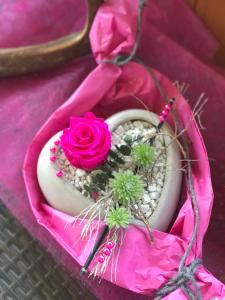 um bolo em forma de coração com uma rosa rosa em cima em Appartements Lehenhof em Sankt Johann im Pongau