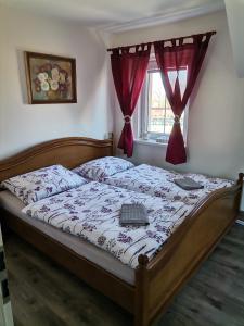Llit o llits en una habitació de Ubytování U Rybníčka