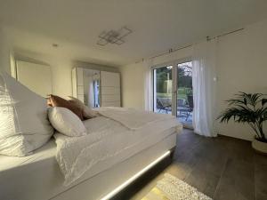 - une chambre avec un lit éclairé dans l'établissement Ferienwohnung am Park, à Badenweiler