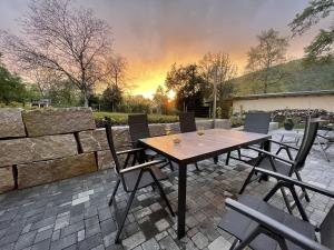une table et des chaises en bois sur une terrasse dans l'établissement Ferienwohnung am Park, à Badenweiler
