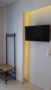 telewizor z płaskim ekranem wiszący na ścianie w obiekcie HOUSE DILENA TSIMTSIRI Luxury Apartment 2 w Limenárii