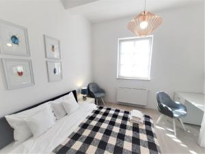 Łóżko lub łóżka w pokoju w obiekcie Apartamenty Jantar