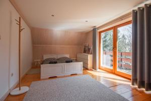 Postel nebo postele na pokoji v ubytování Apartamenty nad Potokiem