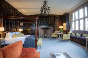 The Billesley Manor Hotel tesisinde bir odada yatak veya yataklar