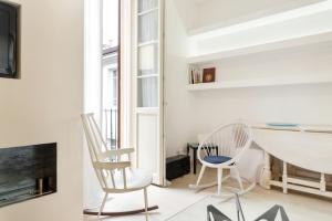 - un salon blanc avec des chaises et une cheminée dans l'établissement Appartamento Suite Design Parma, à Parme