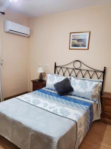 Katil atau katil-katil dalam bilik di Duplex extraordinario naturista en Vera Playa! +30 gambar