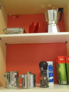 ein Küchenregal mit einer Kaffeekanne und einem Mixer in der Unterkunft Apartment Petrović in Korčula