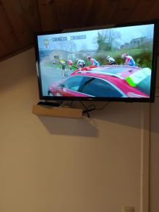 einen Flachbild-TV, der an einer Wand hängt in der Unterkunft Paradise in Aan de Wolfsberg